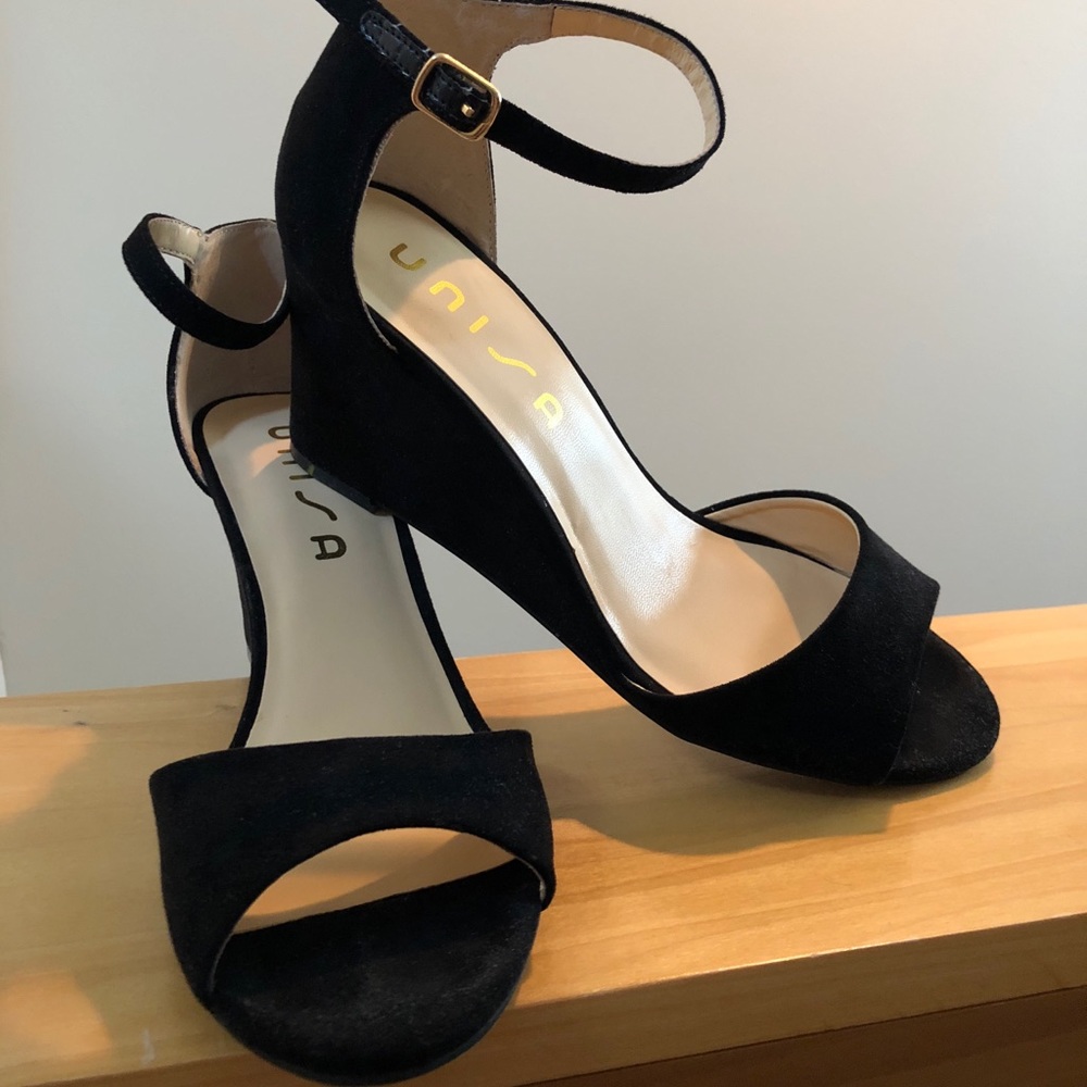 NWOT unisa black wedges